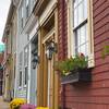 Op de foto zie je huizen in Halifax