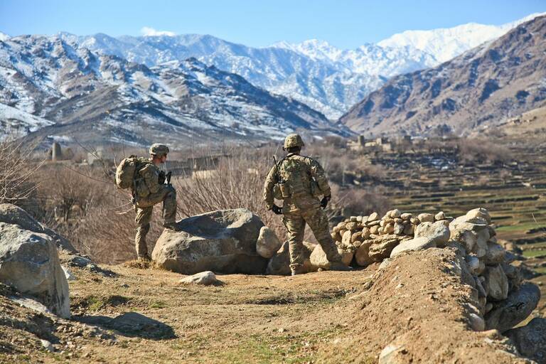 Amerika valt Afghanistan binnen