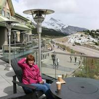 Karin bij Icefield center aan de thee